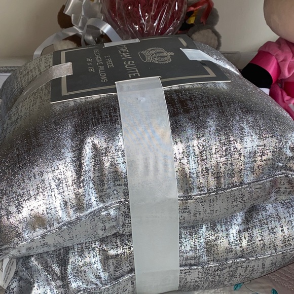 Pillows - Picture 4 of 5